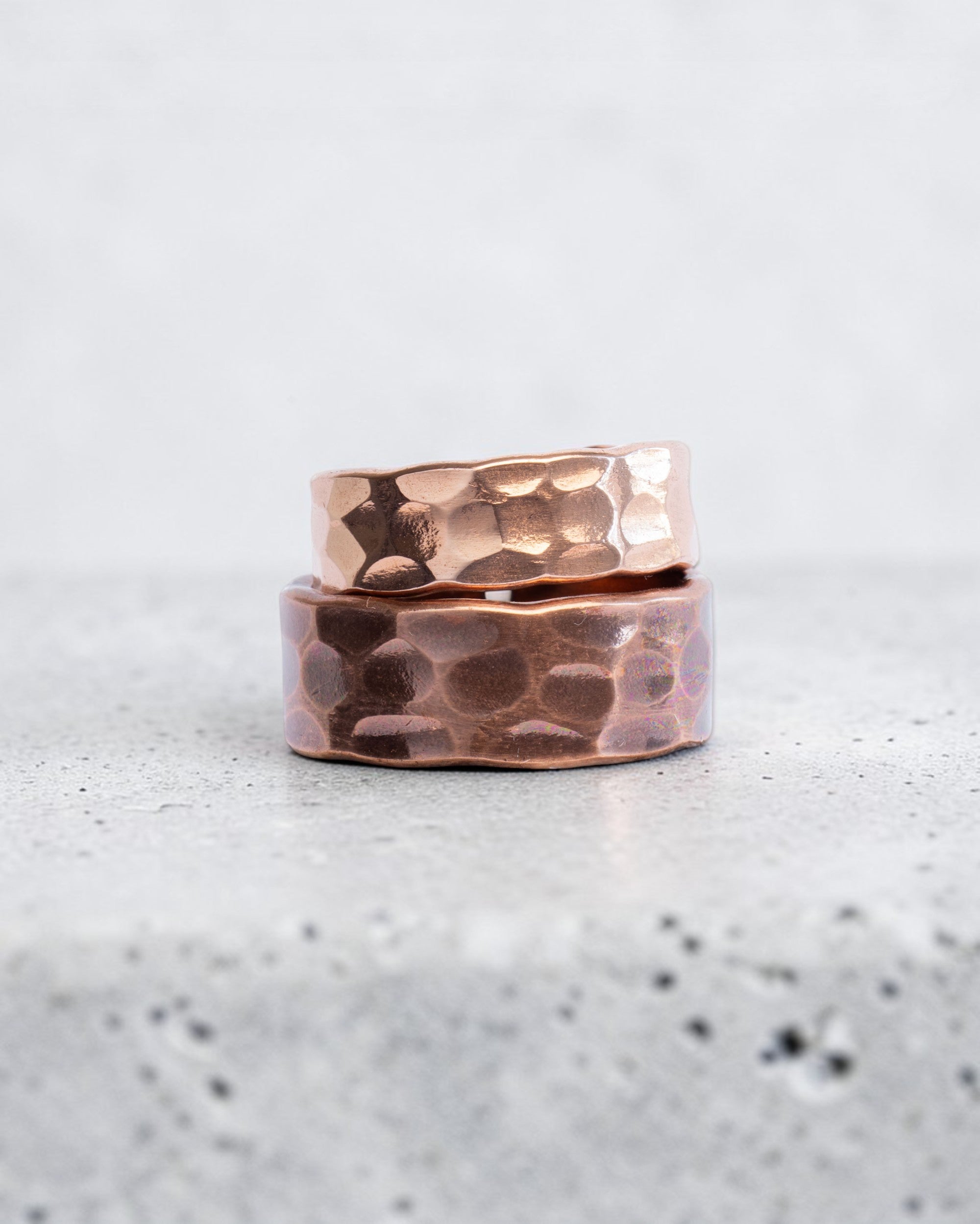 Koperen Magneet Ring Gehamerd - Antique