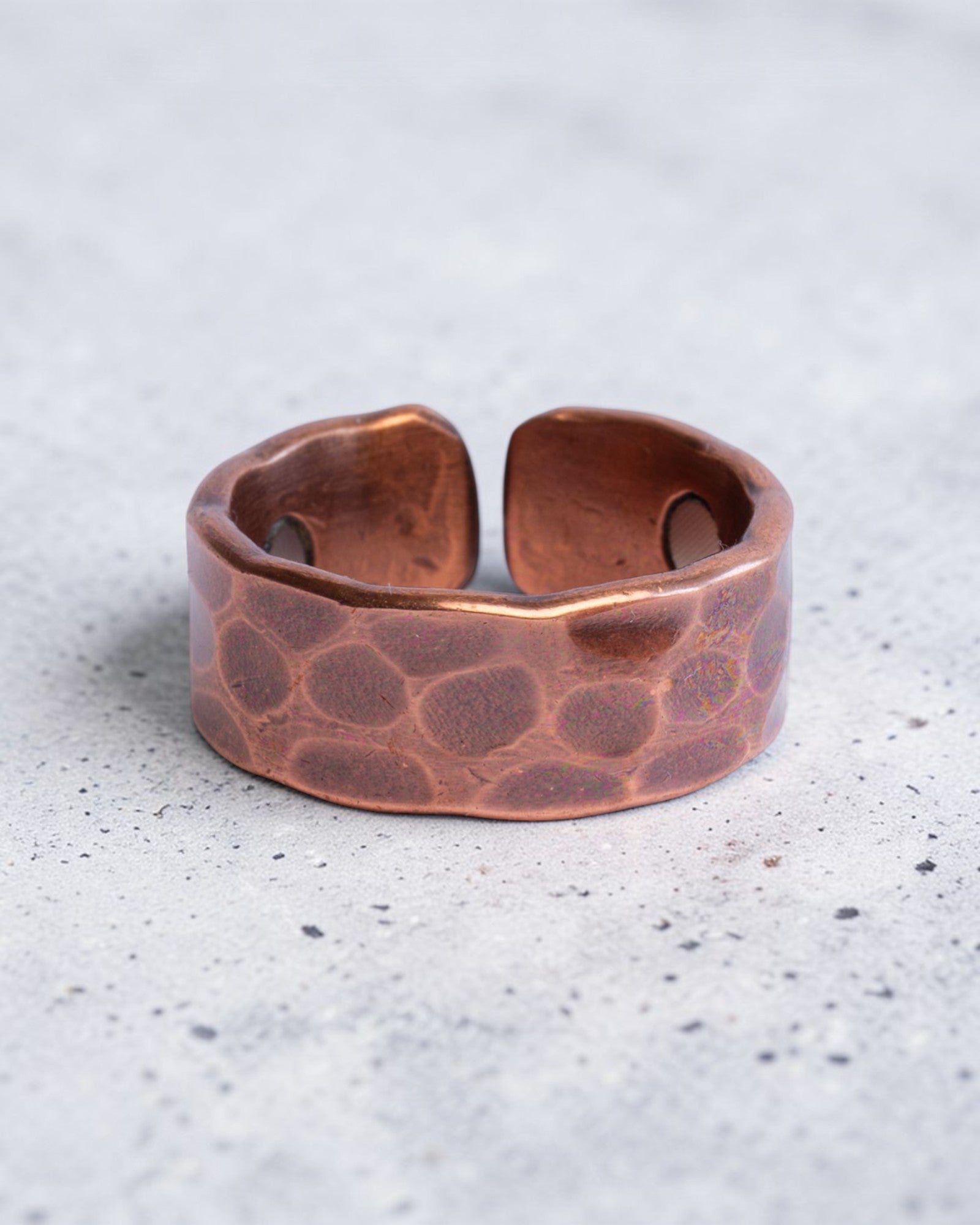 Koperen magneet ring - antique gehamerd - heren