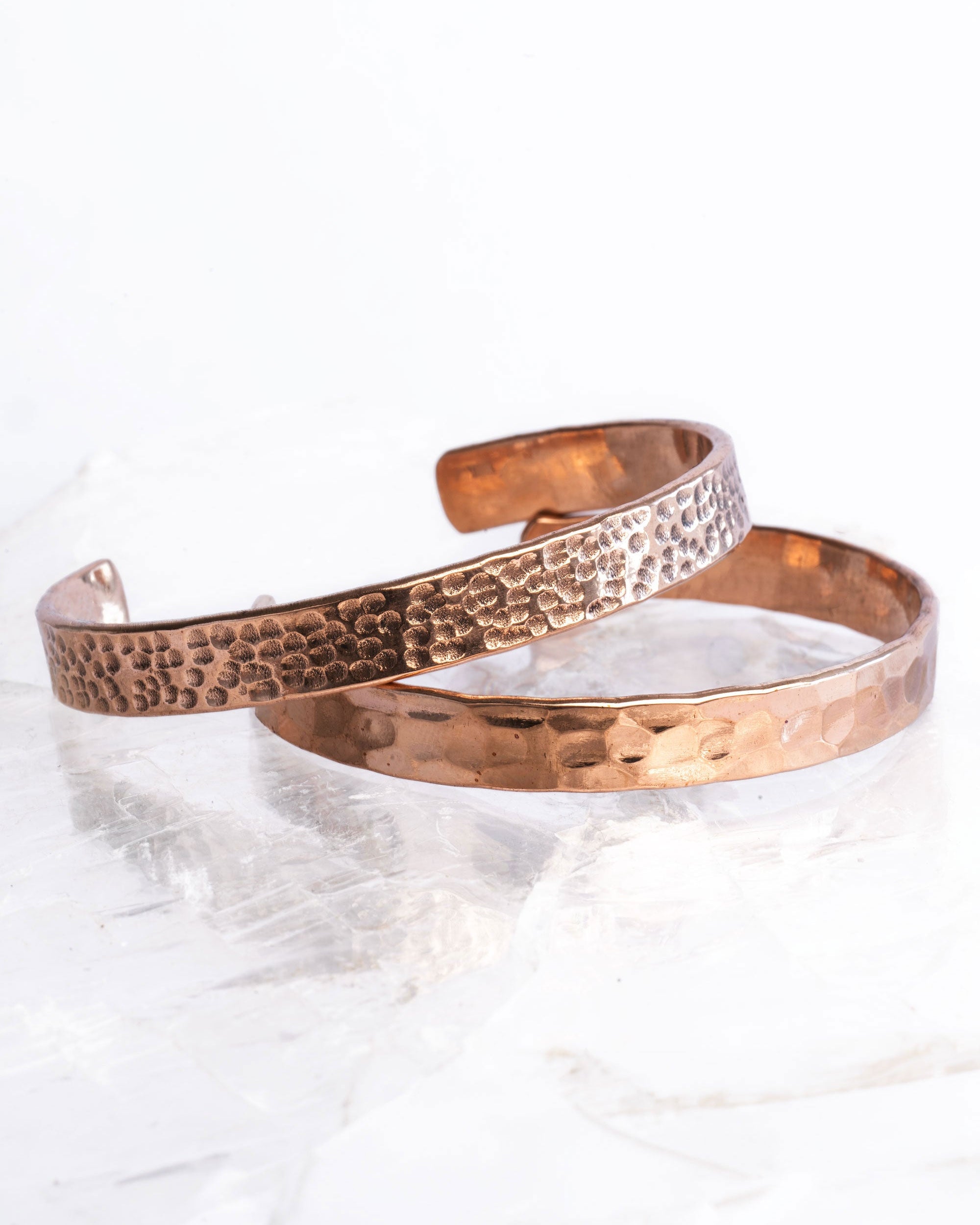 Set koperen armbanden - gehamerd