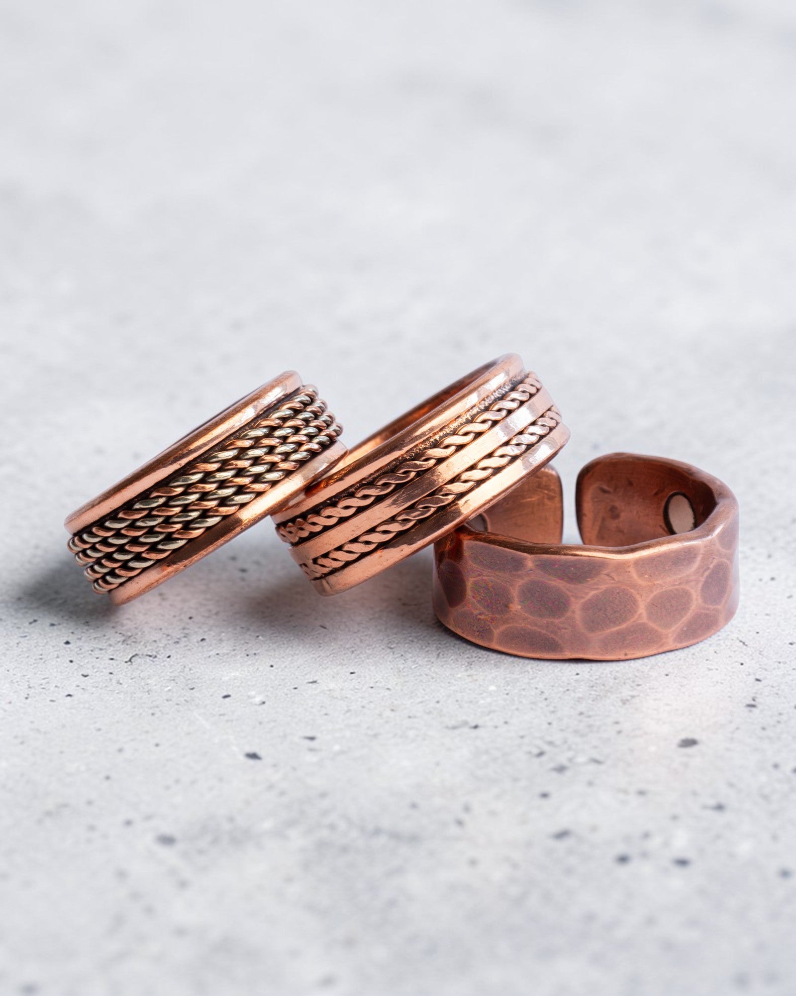 Koperen magneet ring - antique gehamerd - heren