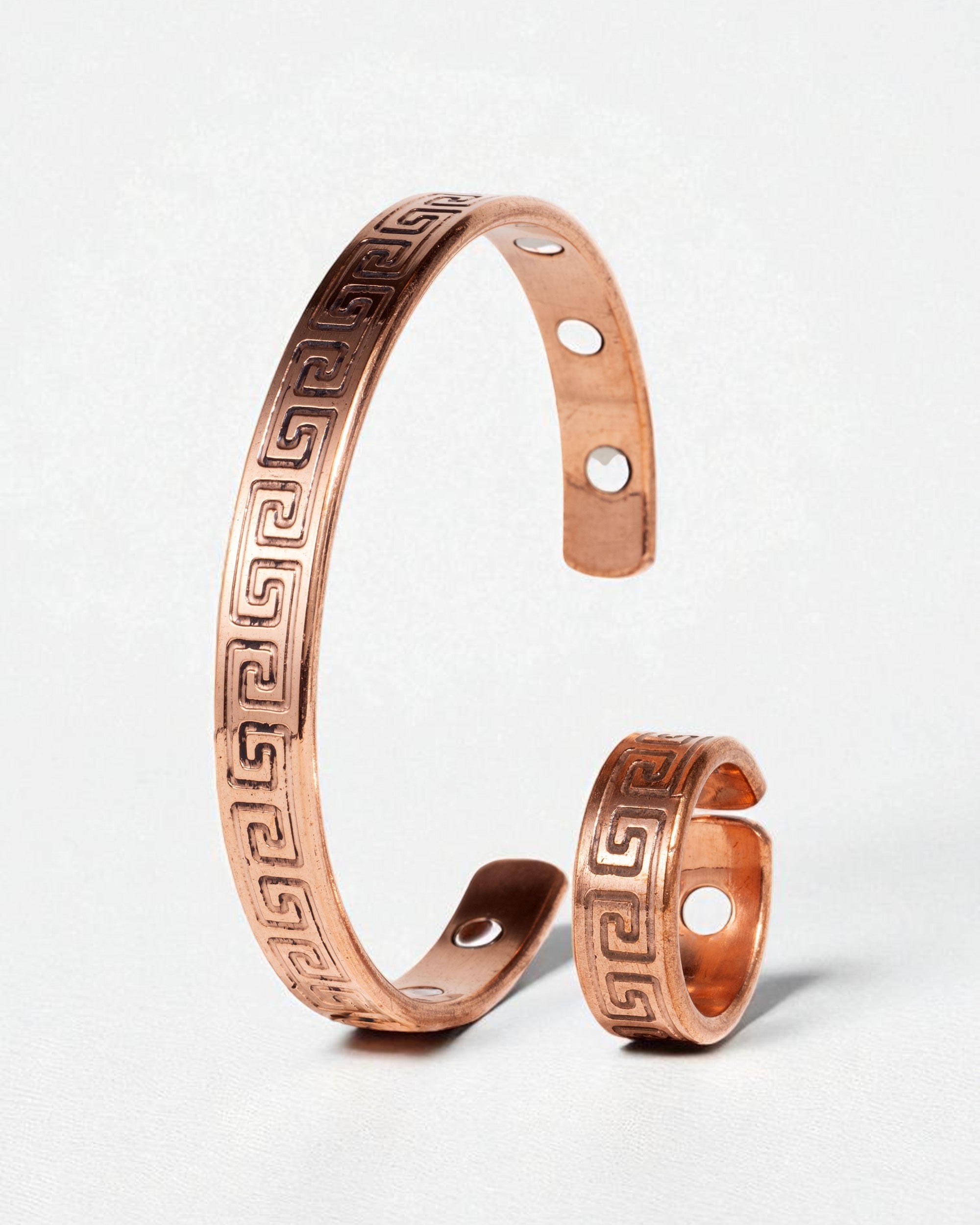 koperen armband en ring voor heren met meanderpatroon
