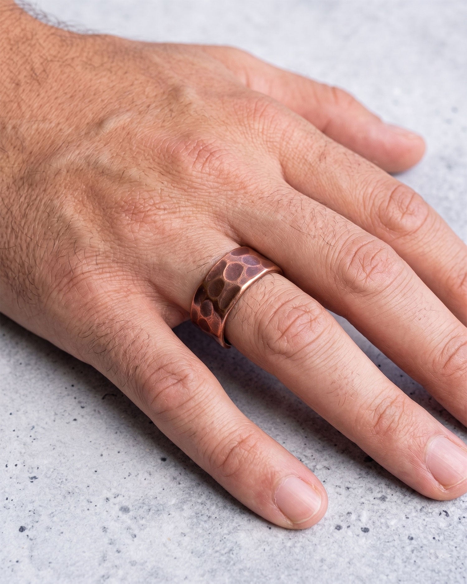 Koperen magneet ring - antique gehamerd - heren