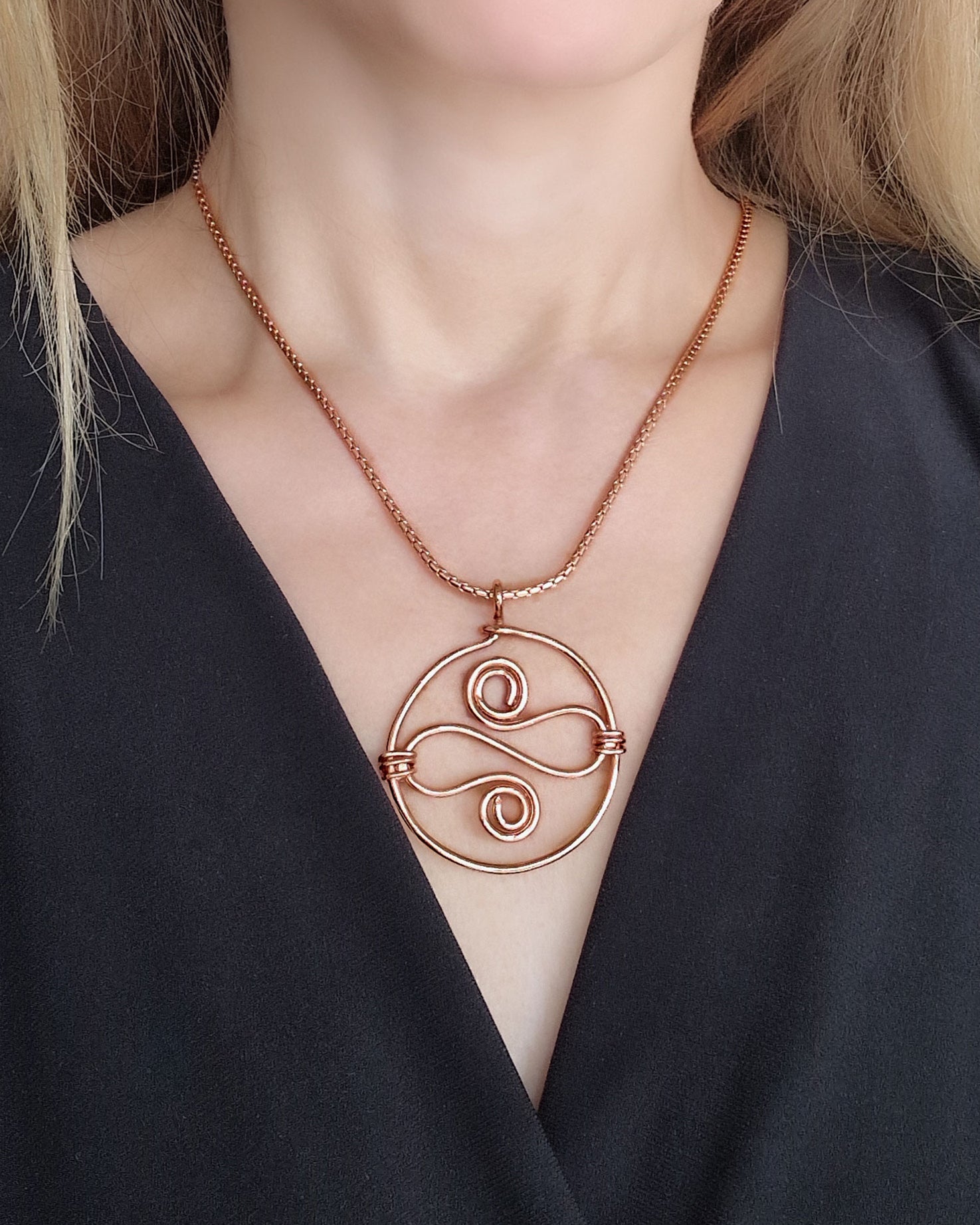 Koperen Fantasie Ketting - Ronde Hanger met Krulvormen